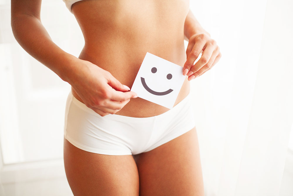 Flacher Bauch mit einem Smiley dank Darmgesundheit durch Darmreinigung